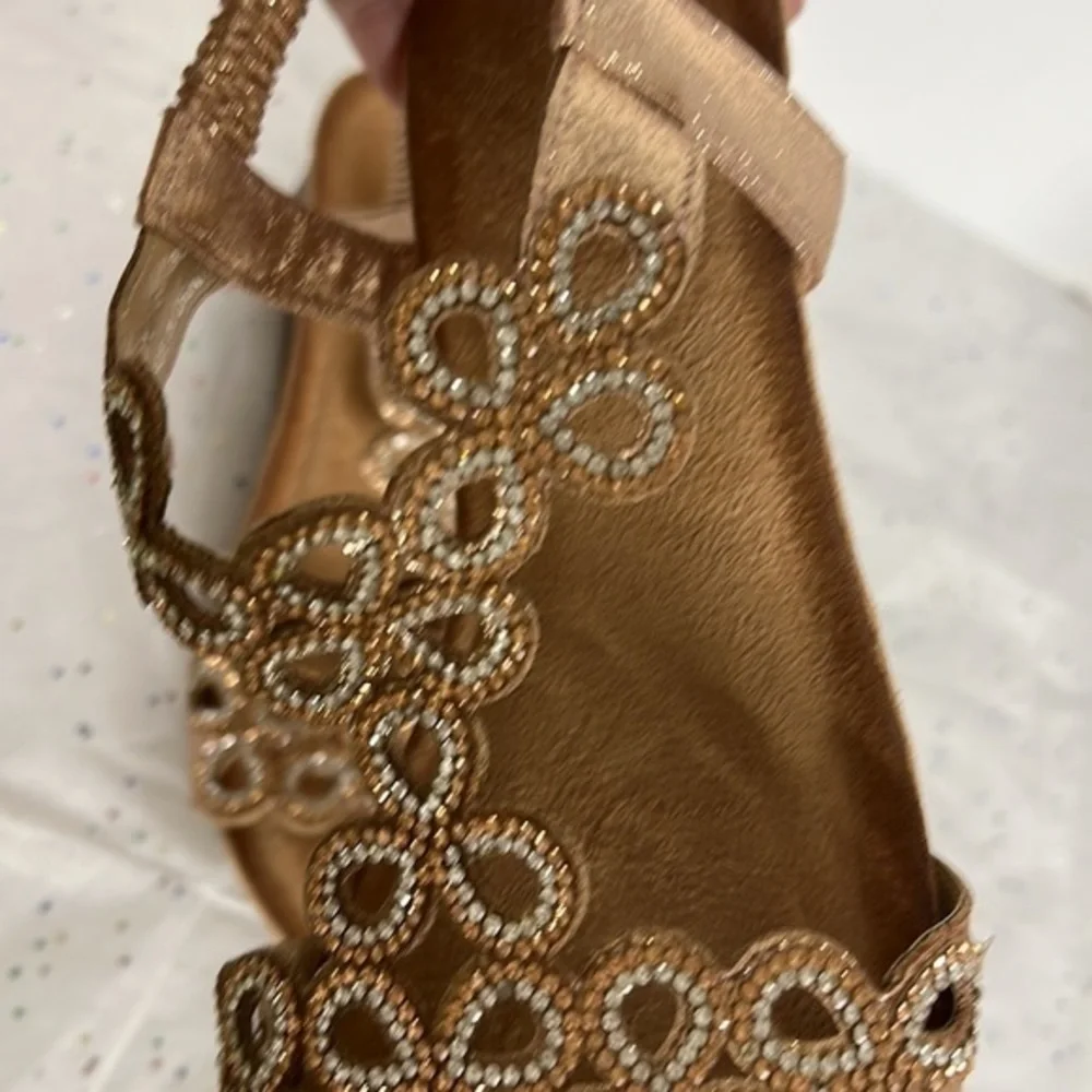 Woman’s Sandals - Picture 7 of 16